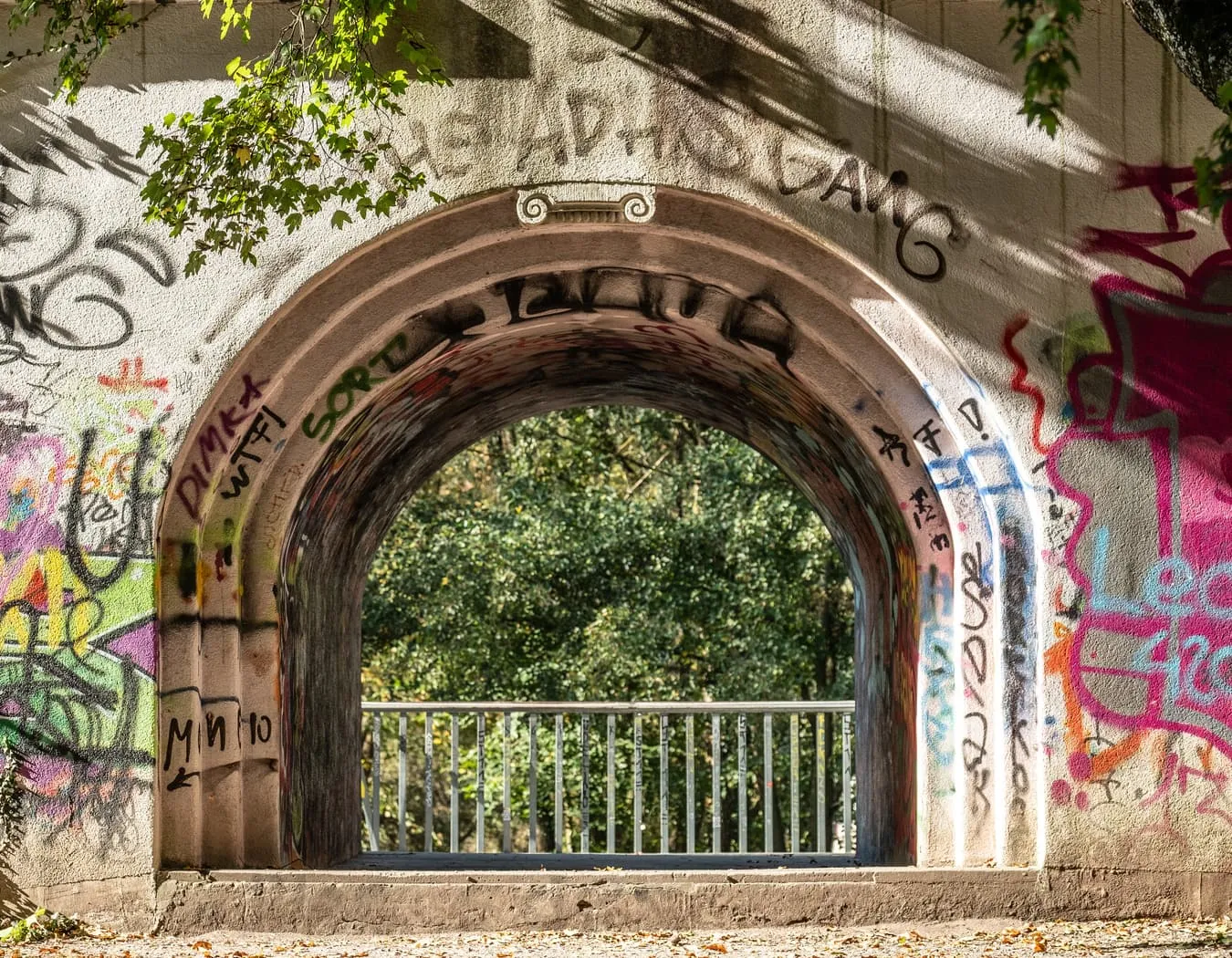 Alter Torbogen mit Grafitti.