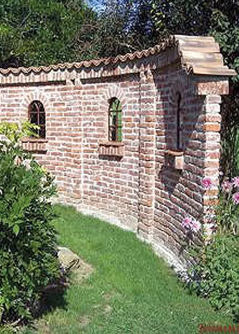 Gartenmauer aus Backstein.